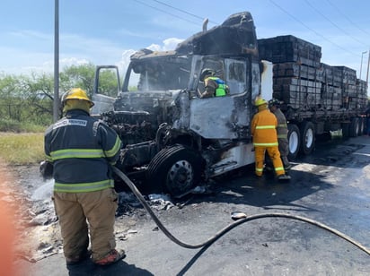 Tráiler se incendia en el Carlos Salinas