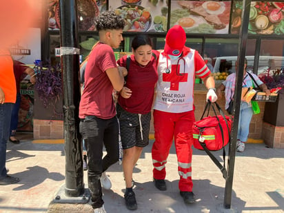 Mujer taxista derriba a pareja que viaja en motocicleta