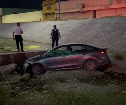 Cae ebrio cafre con todo y auto al Río Monclova