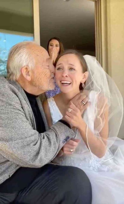 Hombre con Alzheimer reconoce a su hija vestida de novia: Capturan el conmovedor momento de lucidez en el que un padre reconoce a su hija el día de su matrimonio.