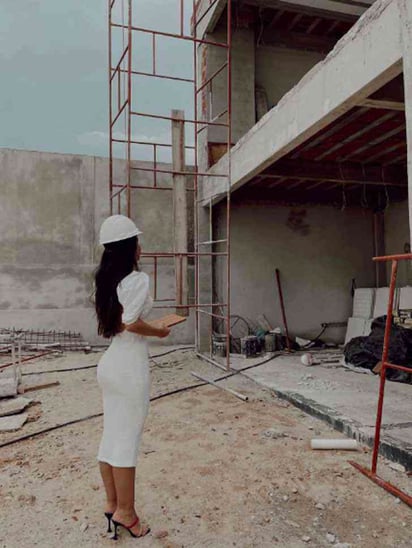 Arquitecta lleva atuendo 'poco apropiado' a su trabajo y es criticada en redes: \'Se olvida que puede sufrir un accidente\',escriben usuarios a la joven que comparte fotos en una construcción