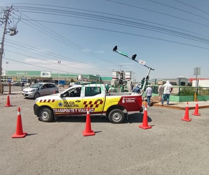 Tráiler derriba semáforo en la colonia Pemex de Frontera