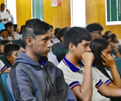 En mesa redonda con jóvenes, Cuatro Ciénegas previene adicciones