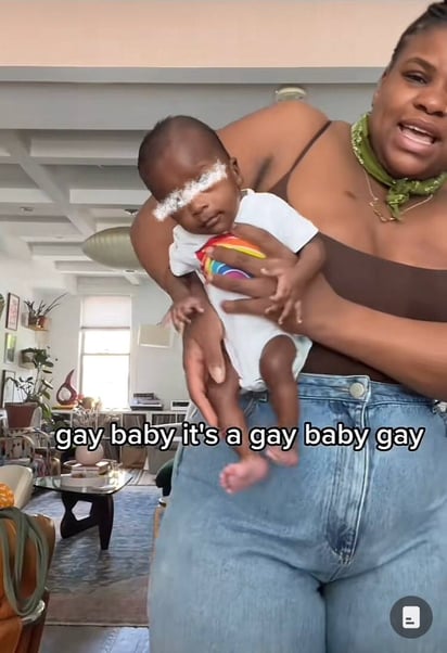 Esta madre pide que su bebé 'sea gay': “Bebé gay, es un bebé gay, gay gay gay gay”, dijo la madre cantando y añadió finalmente: “Por favor, sé gay”