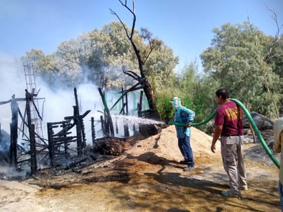 Incendio arrasa con jacal en Cuatrociénegas