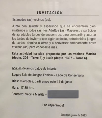 Vecinos mayores se organizan para hacerse compañía en las tardes.: El cartel que estas vecinas dejaron en su edificio encantó al internet