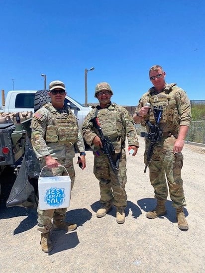 Agentes de la Guardia Nacional de Texas mitigan el intenso calor 