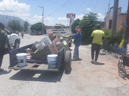 Vecinos de las colonias se unen a la campaña de descacharrización 