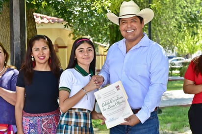 Beto Villarreal entrega reconocimientos a deportistas y estudiantes destacados de Cuatro Ciénegas