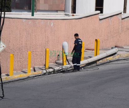 Camión derriba poste de Telmex y CFE en la Guadalupe de Monclova