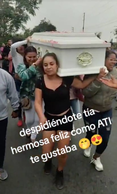 Critican a jóvenes por bailar con el ataúd en funeral de su tía: Mujer pide una despedida poco convencional