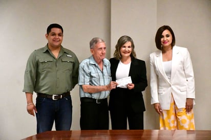 Damnificados reciben cheque del seguro contra desastres 