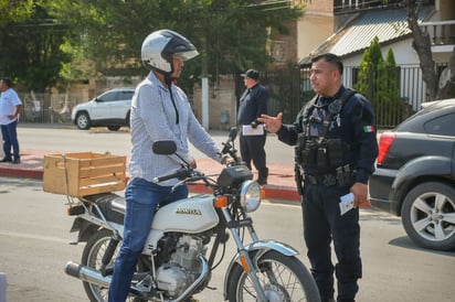 Orientan a motociclistas para que respeten los límites de velocidad