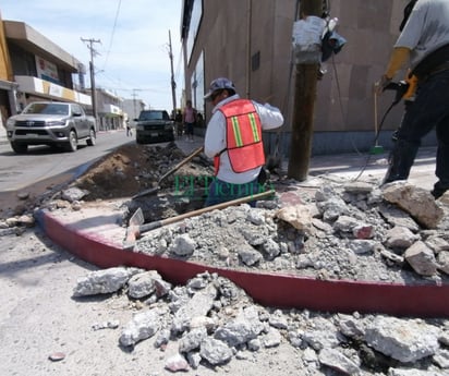 Empleados se 'rostizan' a 42° en Monclova con empleos bajo sol