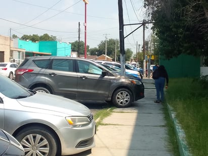 Conductores siguen sin respetar banquetas y estacionamientos