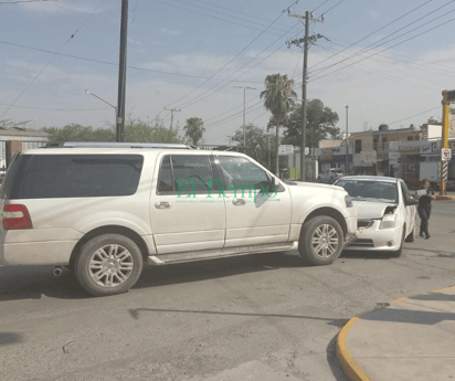 Auto y camioneta se impactan de frente en la colonia Regina