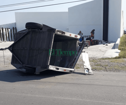 Grupo musical sufre volcadura en la carretera 30