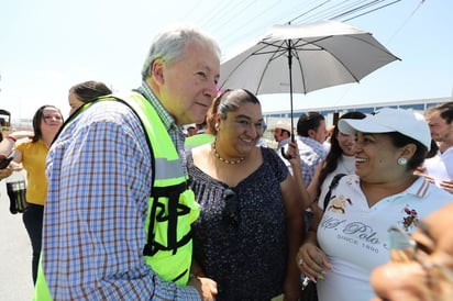 El alcalde de Saltillo 'Chema' Fraustro, anunció que queda listo el puente peatonal en la Colonia Nuevo Atardecer 