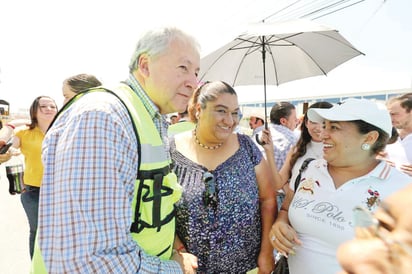 El alcalde de Saltillo 'Chema' Fraustro,  anunció que queda listo el puente peatonal en la Colonia Nuevo Atardecer 