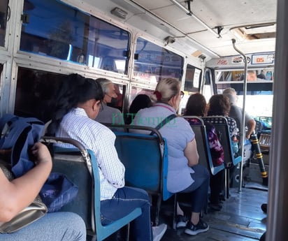 Así es viajar en el transporte público con más de 40 grados centígrados