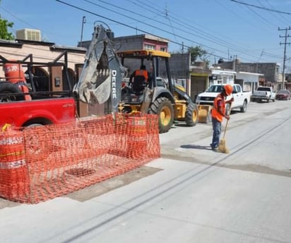 Simas supervisa obra por concluir en la colonia Obrera Sur de Monclova