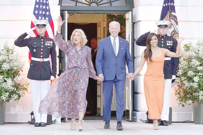 Eva Longoria brilla con un vestido midi naranja