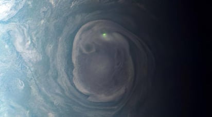 Científicos obtienen accidentalmente la primera fotografía de un rayo jupiteriano