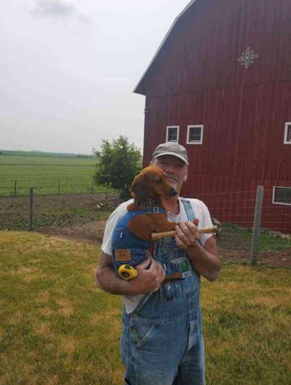 Perrito recibe overol para combinar con su dueño en el Día del Padre.: Este hombre compró un atuendo a su perro para poder verse combinados.