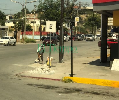 Trabajadores al intérprete no se cubren de los rayos del sol