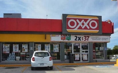 Agotan hielo y agua en Oxxo de Monclova