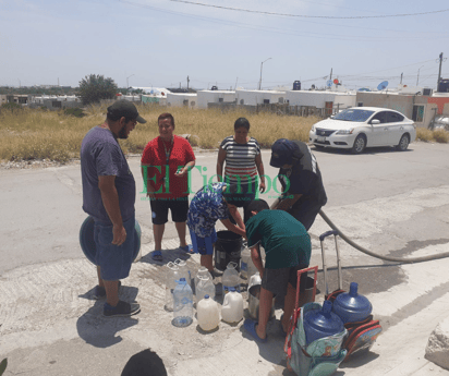 Bomberos apoya con el reparto de agua a colonias