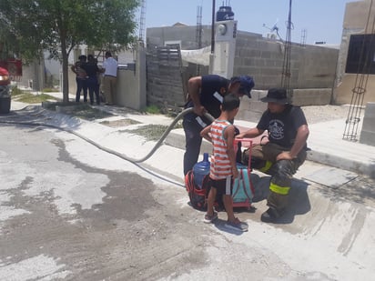 Bomberos continúan el reparto de agua 