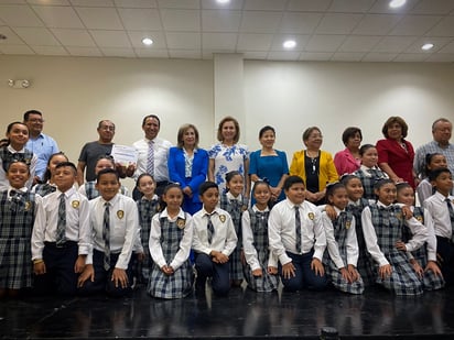 Estudiantes de primaria, participan en concurso del himno nacional