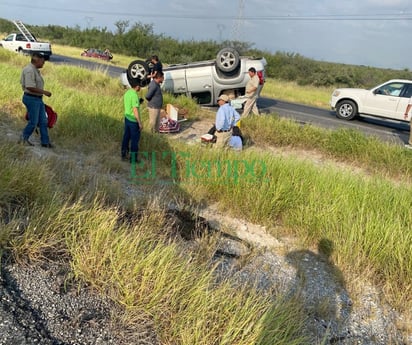 Pareja vuelca en la carretera Hermanas-Sabinas