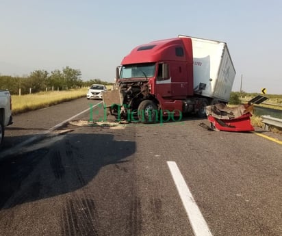 Trailero dormita y choca en la carretera Monclova-Hermanas