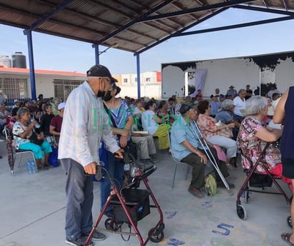 Abuelitos soportan filas en el calorón para obtener tarjeta del bienestar 