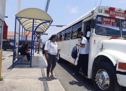 El transporte 'descansa' los domingos; usuarios a la deriva