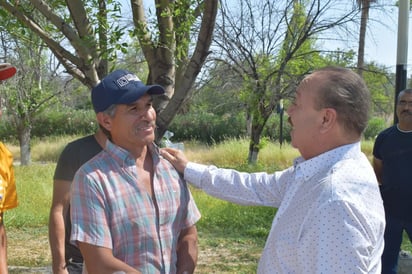 Director de Relaciones Laborales visita a obrero en huelga de hambre