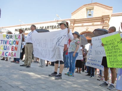 En Arteaga otra vez marchan por el agua; sigue el conflicto