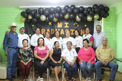 Se gradúan alumnos mayores de computación en Biblioteca Pública Cuatro Cienegas