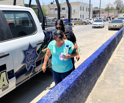 Detienen a 'fardera' por robar Sahmpoos en H-E-B Monclova