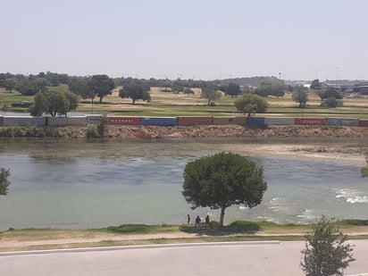 Migrantes buscan sobrevivir al calor extremo de Piedras Negras