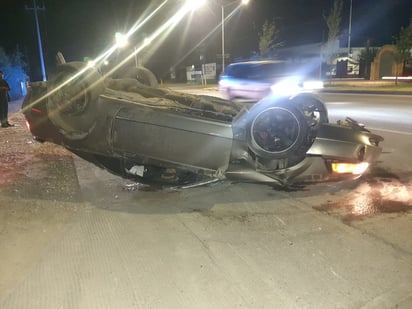 Ebrios sujetos vuelcan en su Mustang y lo abandonan