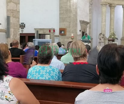 Feligreses pese a intenso calor, acuden a misa dominical