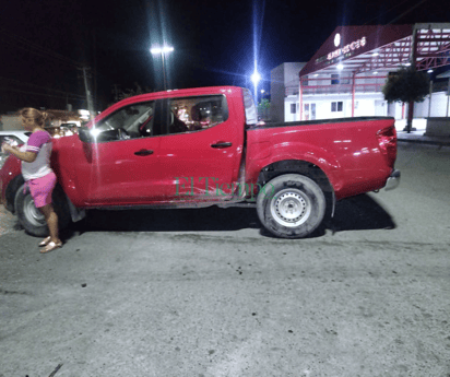 Se impactan camioneta y taxi en la Avenida Sidermex