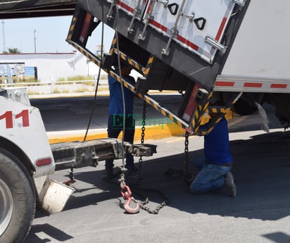 Se atora camión frigorífico y queda 'de ladito'