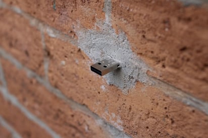 ¿Qué son estas USB que salen de la pared? : Esta propuesta mezcla el arte y la tecnología