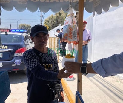  Don José sale en el intenso calor a vender su rica nieve de garrafa