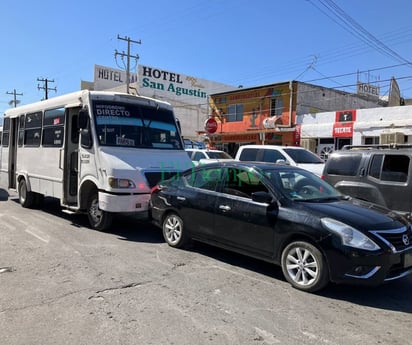 Apresurado chofer de trasporte público provoca choque