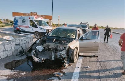 Aparatoso choque carretero deja daños materiales en Nava